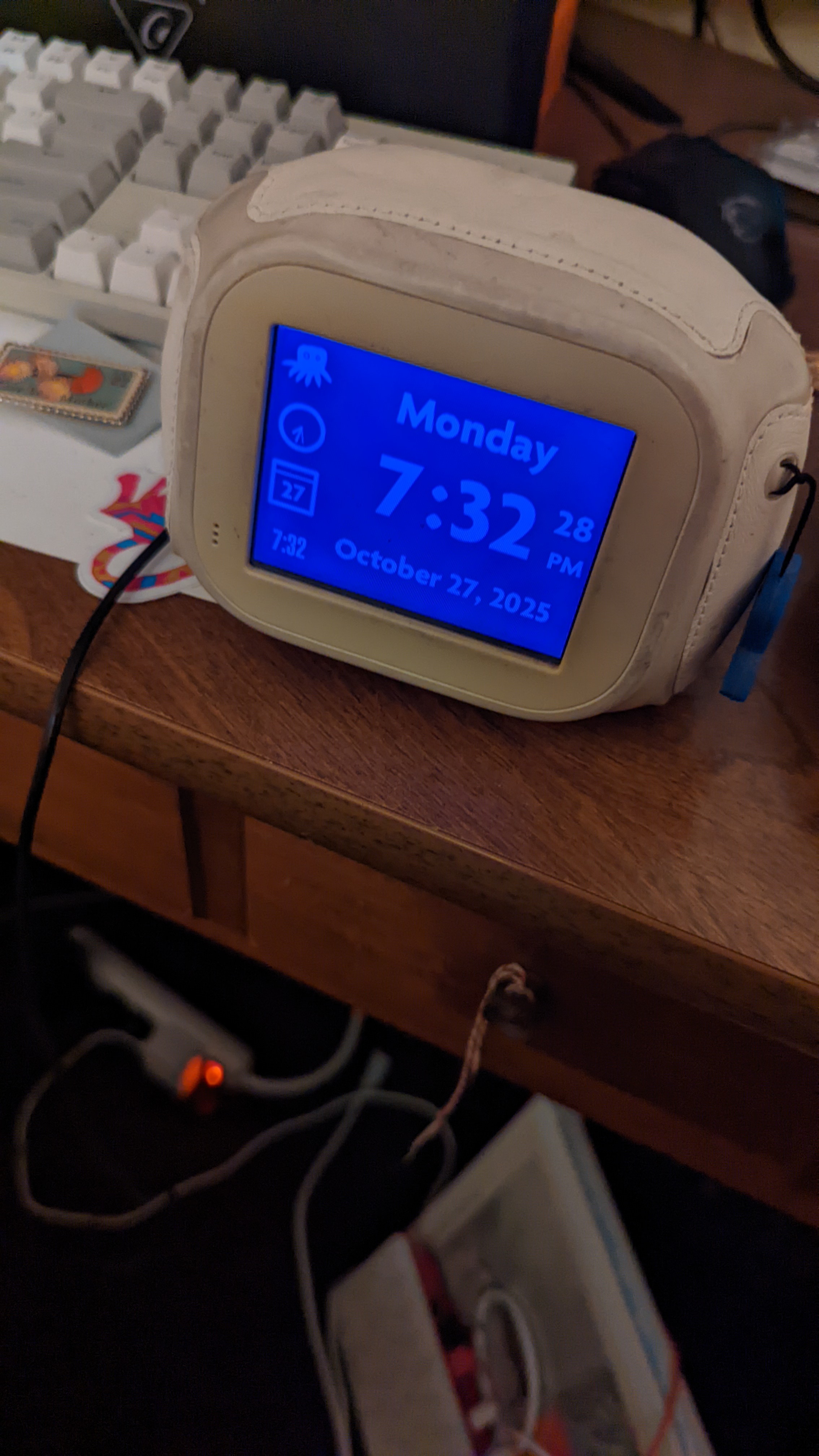 My chumby, showing a clock